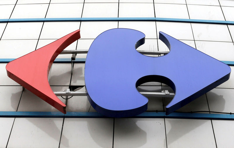 © Reuters. FILE PHOTO: A Carrefour logo is seen on a Carrefour Hypermarket store in Montreuil, near Paris