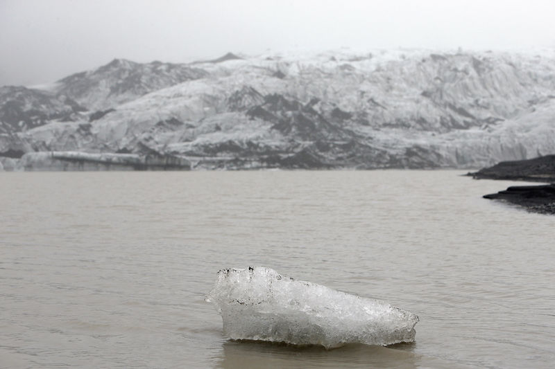 © Reuters. Cubo de gelo flutuando em frente à geleira Solheimajokull, na Islândia