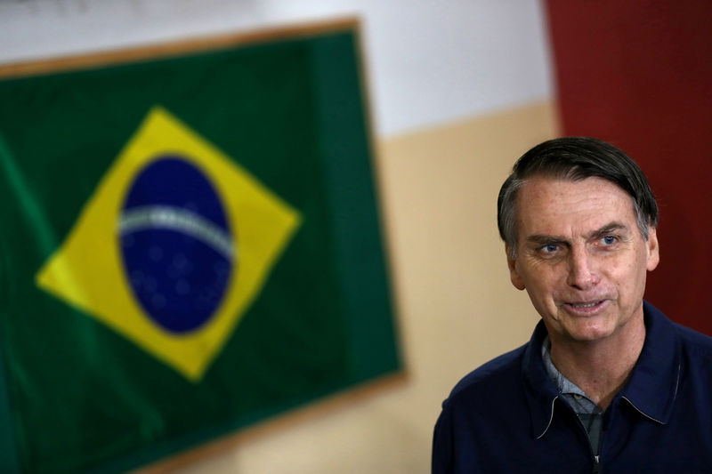 © Reuters. Candidato do PSL à Presidência, Jair Bolsonaro, vota no Rio de Janeiro