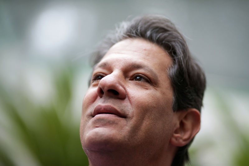 © Reuters. Candidato do PT à Presidência, Fernando Haddad, fala com jornalistas em São Paulo