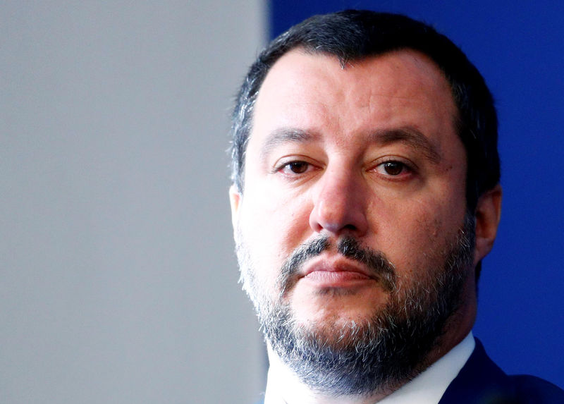 © Reuters. Italy's far right leader and Interior Minister Matteo Salvini attends a a news conference with French far right leader Marine Le Pen in Rome