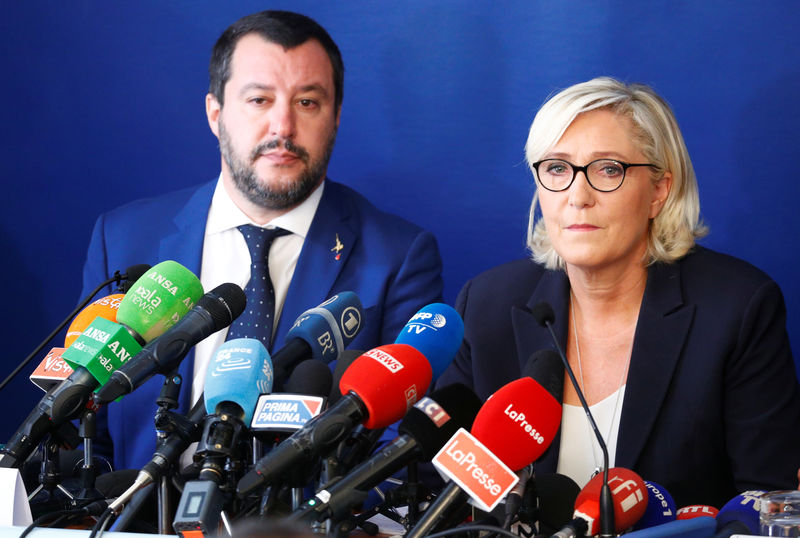 © Reuters. French far right leader Marine Le Pen and Italy's far right leader and Interior Minister Matteo Salvini hold a news conference in Rome