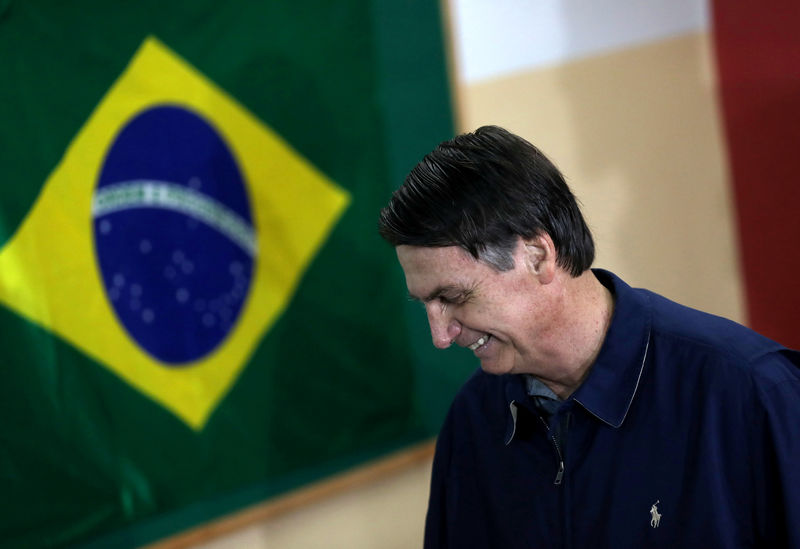 © Reuters. Jair Bolsonaro, far-right lawmaker and presidential candidate of the Social Liberal Party (PSL), casts his vote in Rio de Janeiro