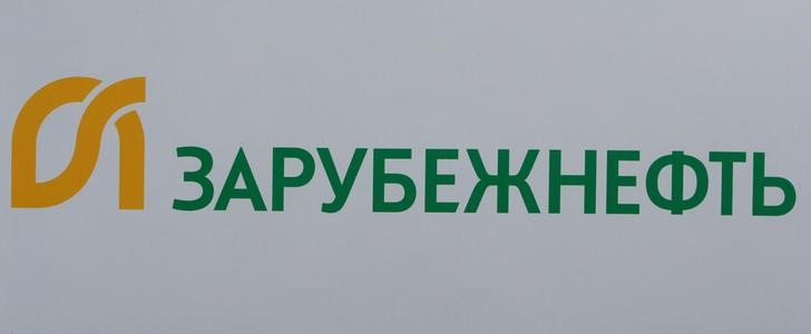 © Reuters. Логотип Зарубежнефти на экономическом форуме в Санкт-Петербурге