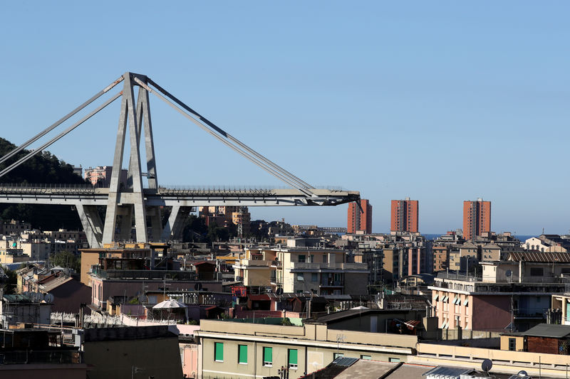 © Reuters. Il Ponte Morandi di Genova dopo il crollo del 14 agosto scorso