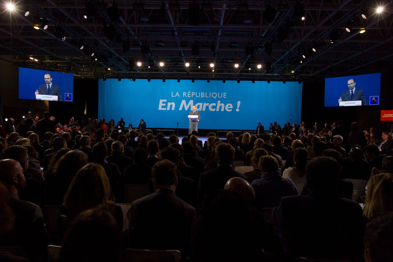 © Reuters. LES MILITANTS EN MARCHE !, AISÉS ET SURDIPLÔMÉS, SELON UNE ÉTUDE