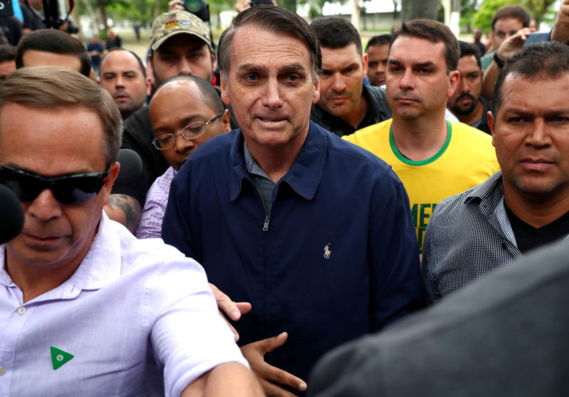 © Reuters. Candidato do PSL à Presidência, Jair Bolsonaro, chega para votar no Rio de Janeiro