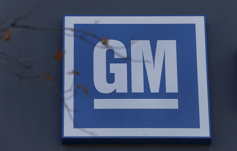 © Reuters. FILE PHOTO: The GM logo is seen at the General Motors Lansing Grand River Assembly Plant in Lansing