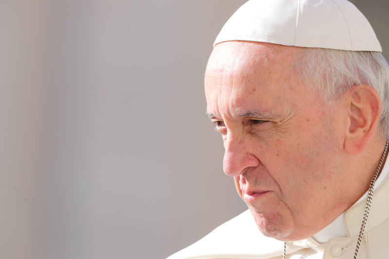 © Reuters. El Papa culpa al diablo de los escándalos en la Iglesia y pide ayuda al arcángel San Miguel