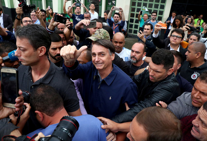 © Reuters. Jair Bolsonaro, far-right lawmaker and presidential candidate of the Social Liberal Party (PSL), gestures after casting his vote, in Rio de Janeiro
