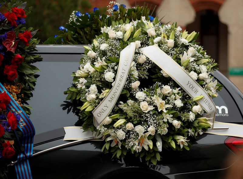 © Reuters. Coroas de flores em carro de funerária com caixão de soprano espanhola Montserrat Caballé