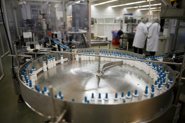 © Reuters. Bottles are seen on a production line at the new factory of generic drugmaker Perrigo Co in the city of Yeruham