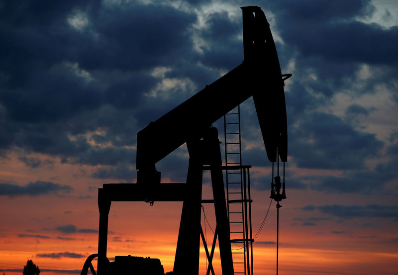 © Reuters. FILE PHOTO: An oil pump is seen at sunset outside Vaudoy-en-Brie