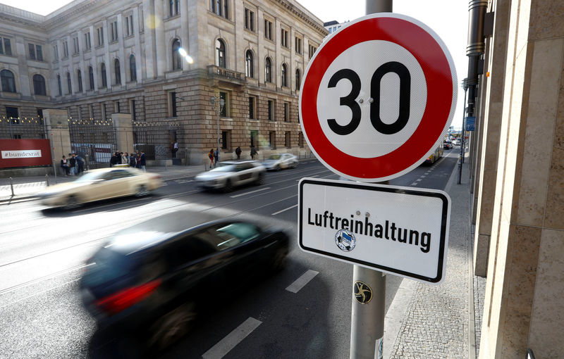 © Reuters. Cars are seen at Leipziger Strasse street in Berlin