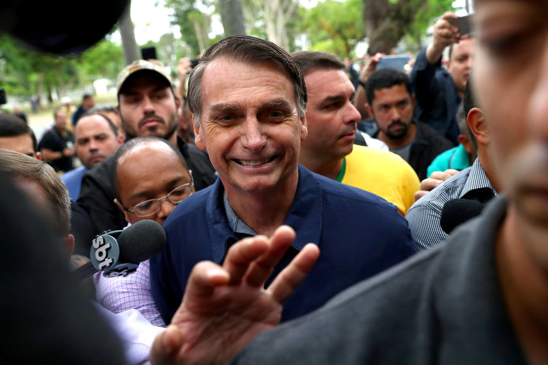 © Reuters. Jair Bolsonaro, legislador de extrema derecha y candidato presidencial del Partido Social Liberal (PSL), llega a emitir su voto en Río de Janeiro