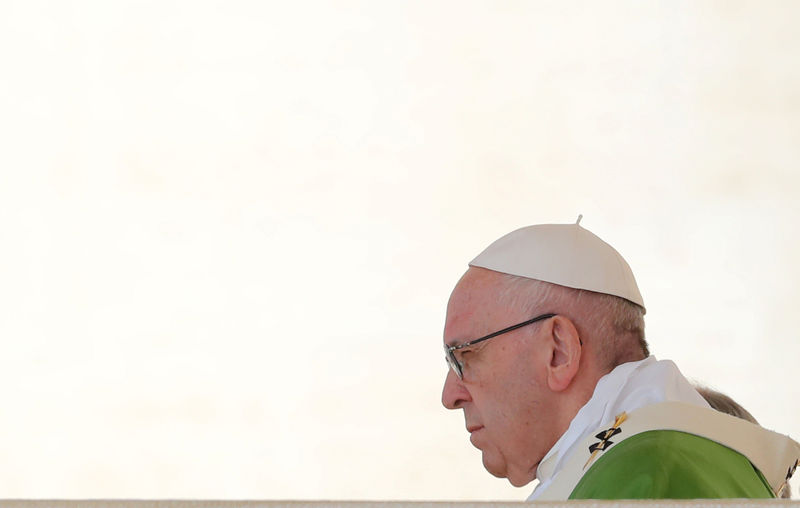 © Reuters. Папа римский Франциск во время мессы на Площади Святого Петра в Ватикане  по случаю открытия синода