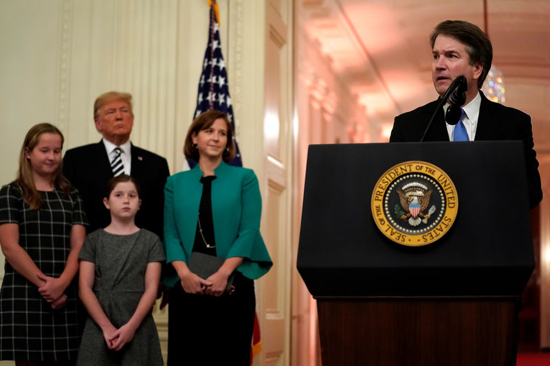 © Reuters. Juiz da Suprema Corte dos EUA Brett Kavanaugh discursa antes de sua cerimônia de posse, diante de sua mulhar e filhas e do presidente dos EUA, Donald Trump, na Casa Branca