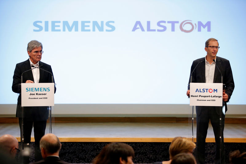 © Reuters. Henri Poupart-Lafarge, Chairman and CEO of Alstom, and Siemens President and CEO Joe Kaeser attend a news conference in Paris