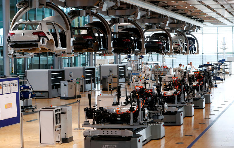 © Reuters. FILE PHOTO: VW e-Golf electric cars are assembled in Dresden