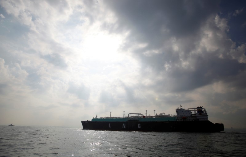 Â© Reuters. FILE PHOTO - A LNG carrying vessel sails at Tokyo Bay, offshore of Yokosuka