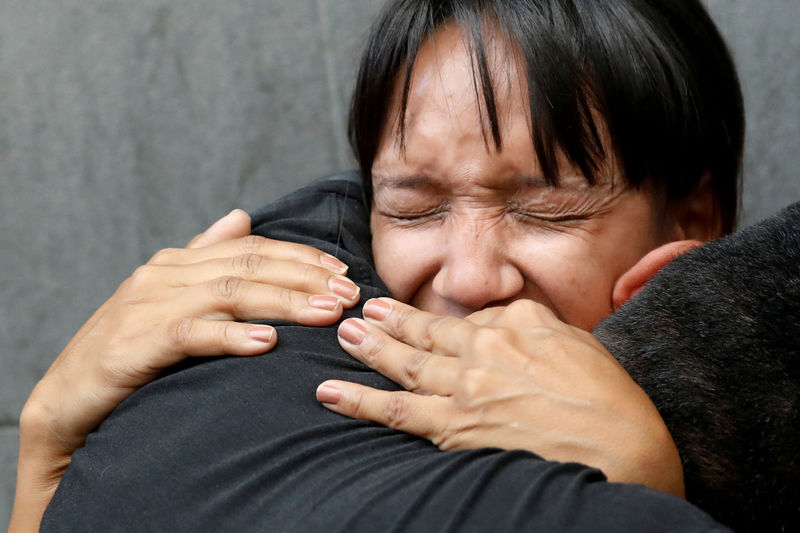 © Reuters. Mulher lamenta morte de parlamentar venezuelano de oposição Fernando Albán