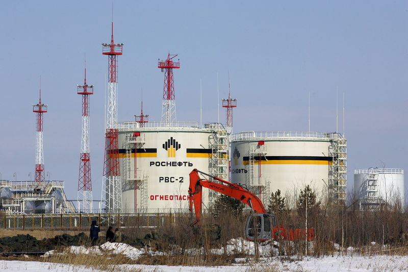 © Reuters. Нефтехранилища Роснефти на месторождении Юганскнефтегаза близ Нефтеюганск