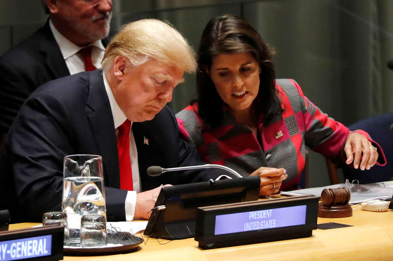 © Reuters. Presidente dos EUA, Donald Trump, e embaixadora do país na ONU, Nikki Haley