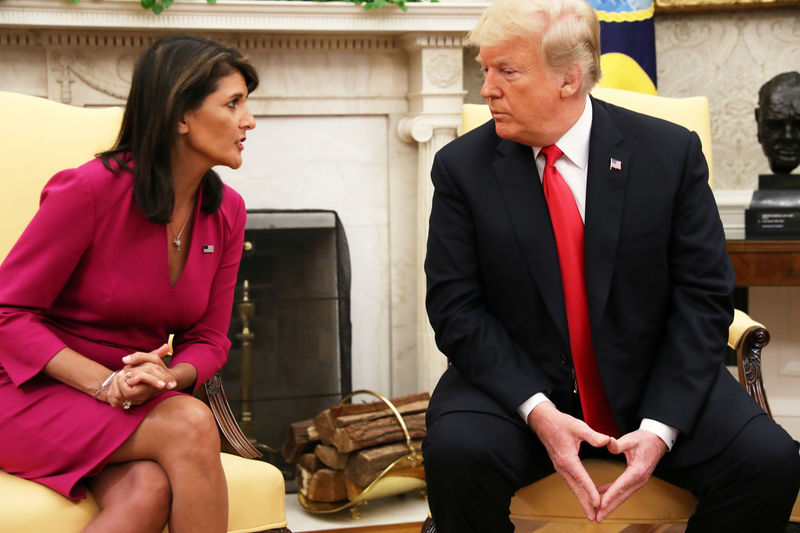 © Reuters. Presidente dos EUA, Donald Trump, e embaixadora do país na ONU, Nikki Haley