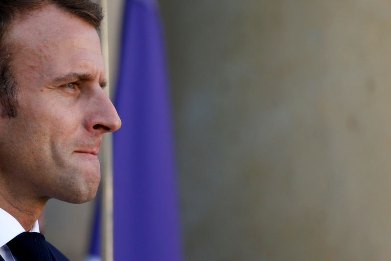 © Reuters. French President Emmanuel Macron waits for a guest at the Elysee Palace in Paris
