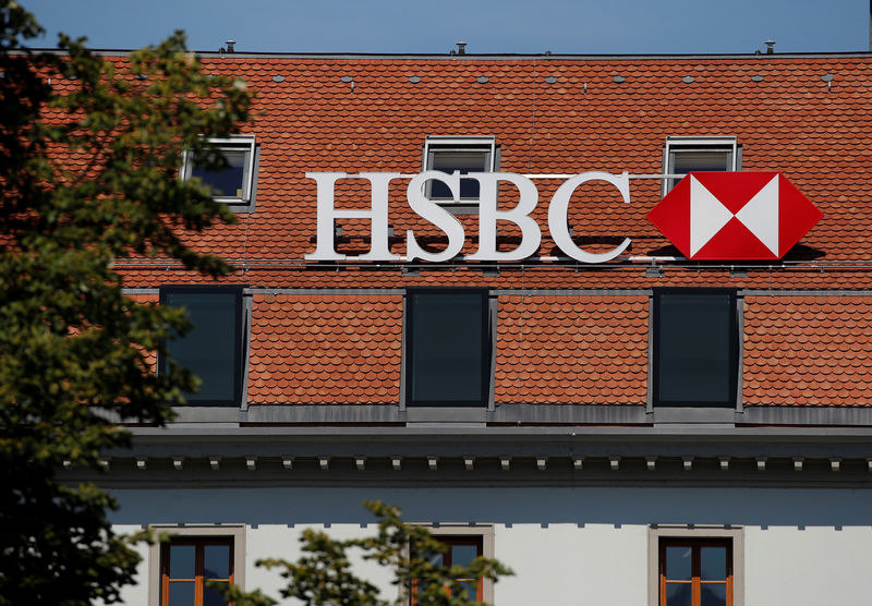© Reuters. A logo is pictured on HSBC bank in Geneva