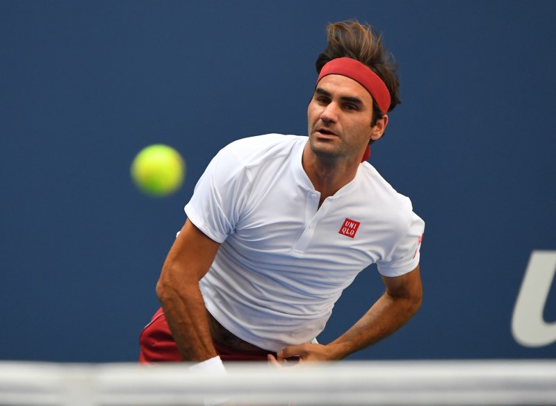 © Reuters. فيدرر يدعو زملاءه لمعاملة صبية وفتيات ملاعب التنس باحترام