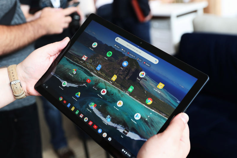 © Reuters. Pessoa sehgura novo tablet Google Pixel Slate após coletiva de imprensa da Alphabet em Nova York, Estados Unidos