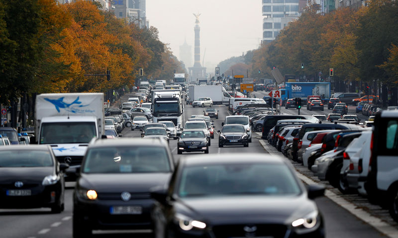 © Reuters. Carros em rua de Berlim, na Alemanha