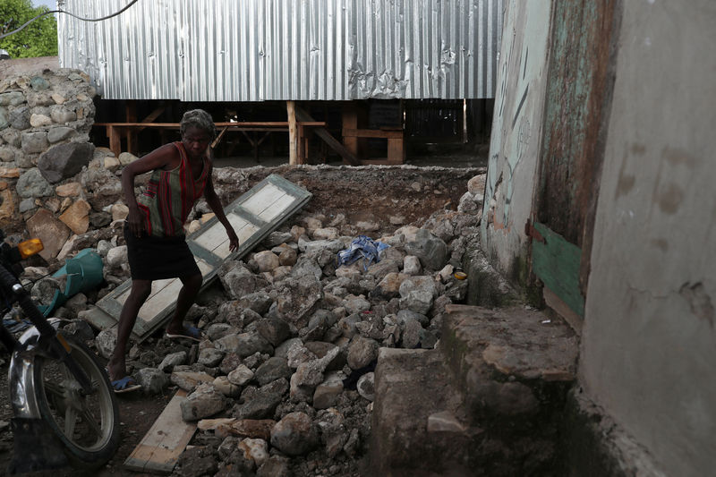 © Reuters. عدد قتلى زلزال هايتي يرتفع إلى 17 وتضرر أكثر من ألفي منزل