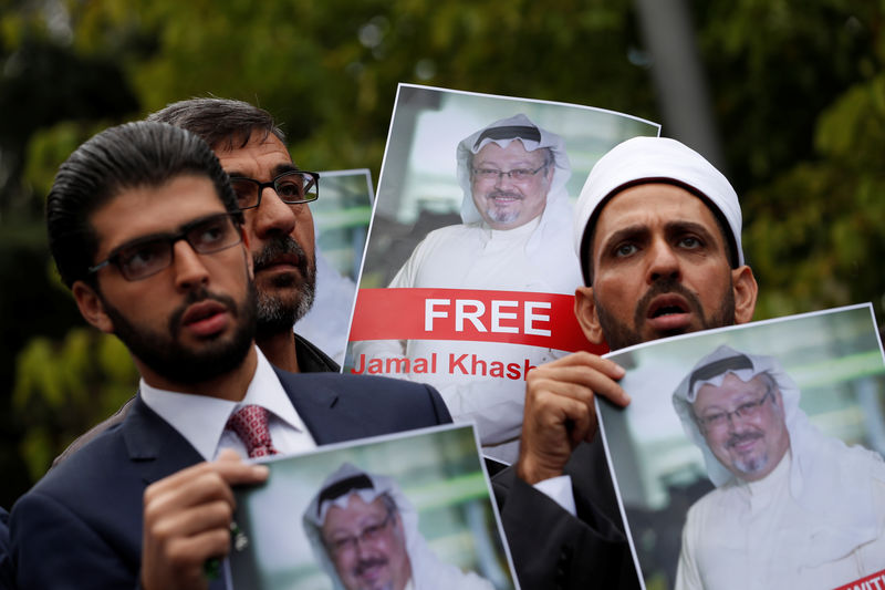 © Reuters. Ativistas seguram cartazes pela liberdade de Khashoggi em Istambul