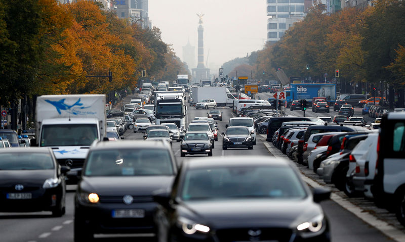 © Reuters. Foto de archivo: Autos se ven en la calle Kaiserdamm en Berlín, Alemania