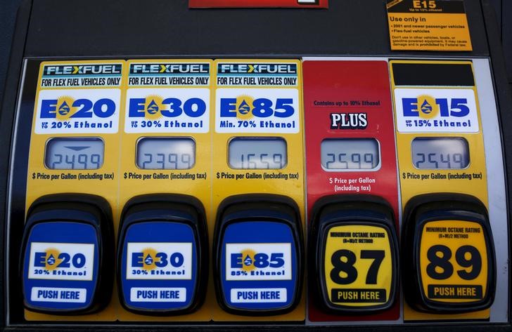 © Reuters. Un surtidor con los precios de E15, una gasolina con 15 por ciento de etanol, y otros etanoles en una gasolinera en Nevada