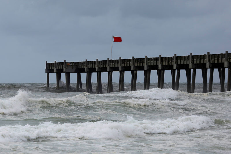 © Reuters. A red flag, warning of dangerous conditions, is seen on a pier in advance of Hurricane Michael in Pensacola