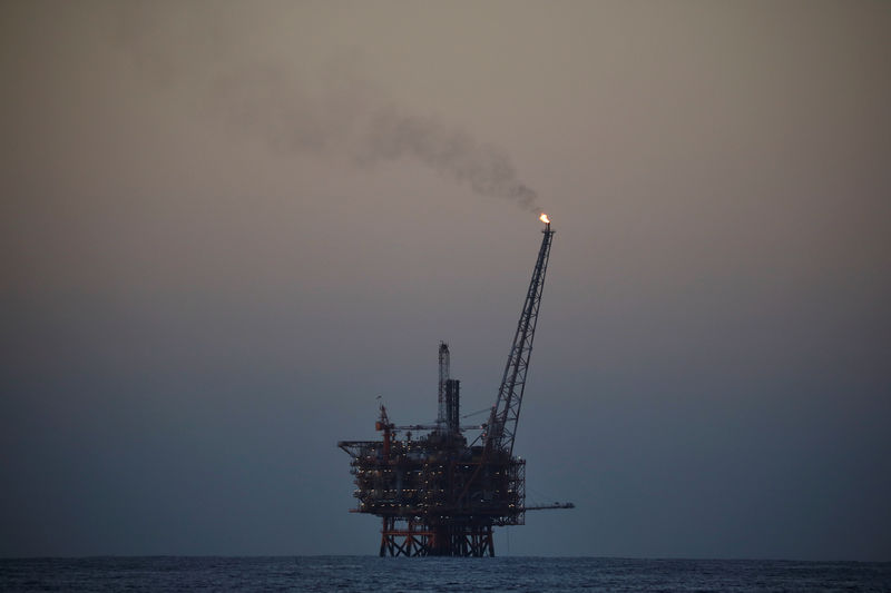 © Reuters. Нефтяная платформа в Средиземном море