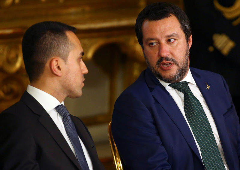 © Reuters. Interior Minister Matteo Salvini talks with Italy's Minister of Labor and Industry Luigi Di Maio at the Quirinal palace in Rome