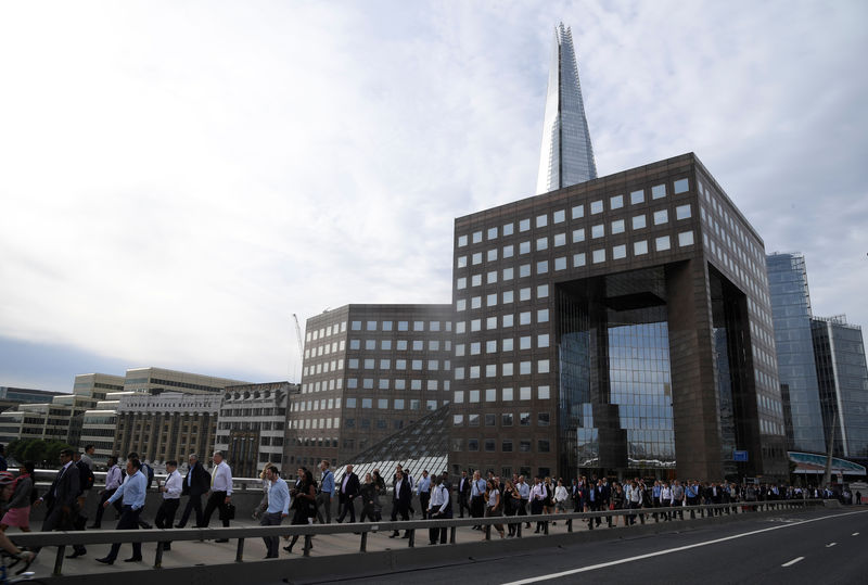 © Reuters. Workers cross London Bridge during the morning rush hour in London