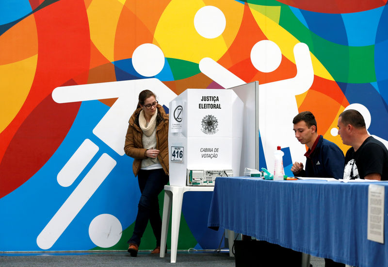 © Reuters. Eleitora vota em Curitiba