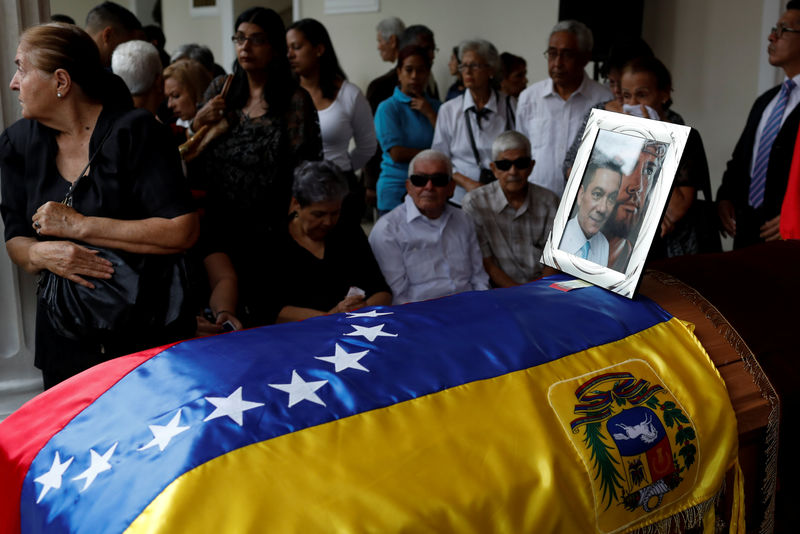 © Reuters. Caixão do vereador de oposição Fernando Albén durante velório na Assembleia Nacional, em Caracas