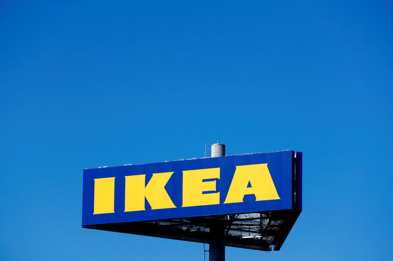 © Reuters. Логотип IKEA возле нового магазина компании в Риге