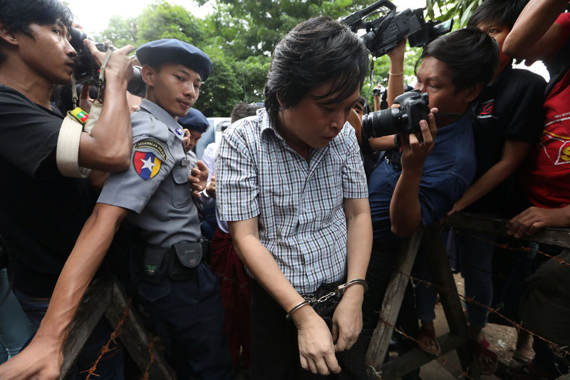 © Reuters. Nayi Min, an editor at Eleven Media arrives after being detained at Tamwe court in Yangon