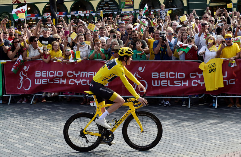 © Reuters. Roban un trofeo del Tour de Francia en una exposición en Inglaterra