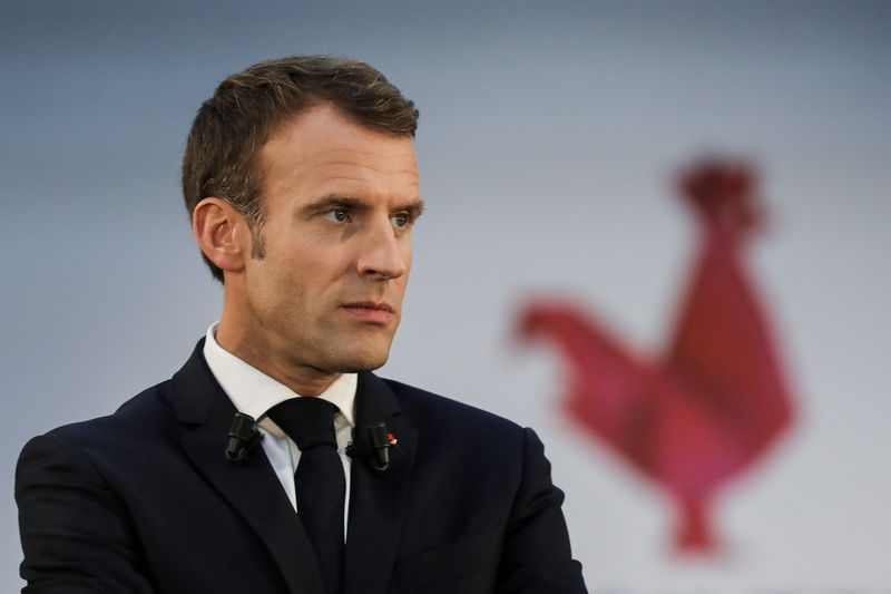 © Reuters. الرئيس الفرنسي يرجئ التعديل الوزاري