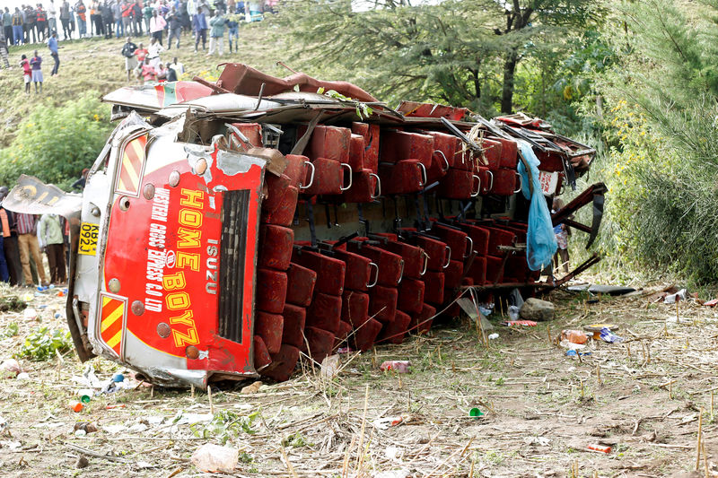 © Reuters. Destroços de ônibus são vistos após acidente em Kericho, no Quênia