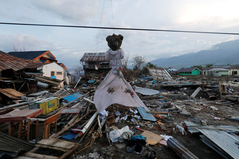 © Reuters. مشاعر إحباط ويأس تعتري الناجين من زلزال إندونيسيا