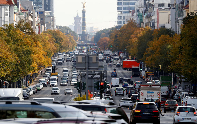 © Reuters. FILE PHOTO: Cars are seen at Kaiserdamm street in Berlin